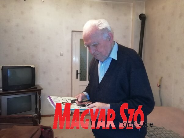 Mihály bácsi a kedvenc heti olvasnivalójával (Tóth D. Lívia felvétele) Mihály bácsi a kedvenc heti olvasnivalójával (Tóth D. Lívia felvétele)