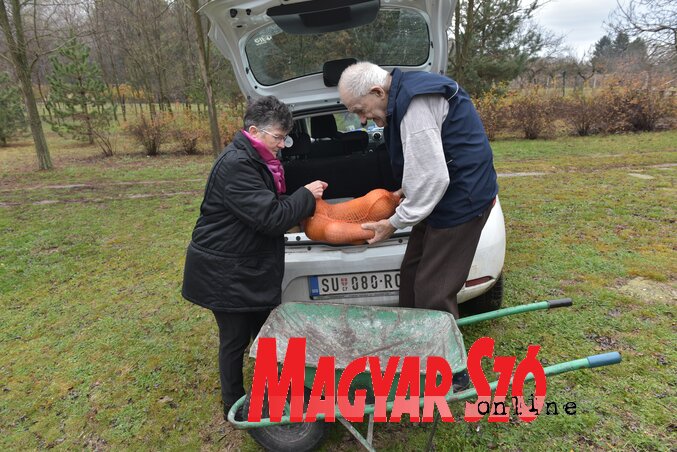 A piacról az otthonba a falugondnok csomagterében (Gergely Árpád felvétele) A piacról az otthonba a falugondnok csomagterében (Gergely Árpád felvétele)
