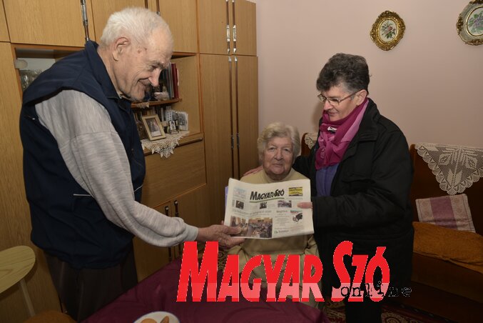 A falugondnok lapkihordóként is helyt áll – Mlinacsek Gyula és Margit Takács Irénkével (Gergely Árpád felvétele)