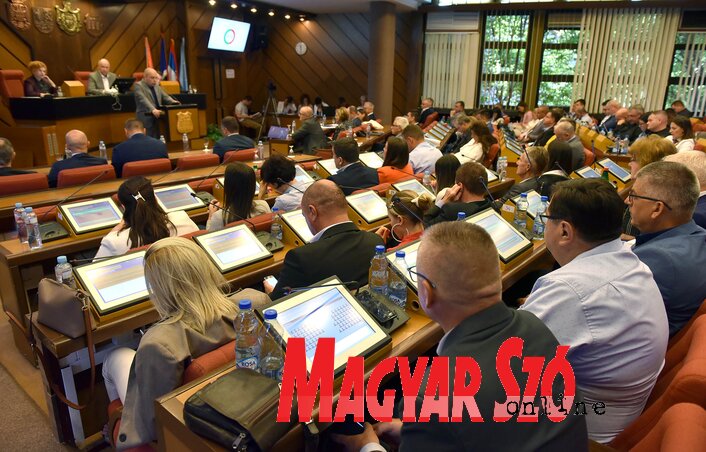 Az újvidéki képviselő-testület hétfői ülésén a tanácsnokok többek között megszavazták azt, hogy a Vojvodina Sport- és Üzletközpont 55 millió dináros adósságát önkormányzati tulajdonba konvertálják (Ótos András felvétele)