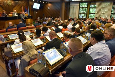 Az újvidéki képviselő-testület hétfői ülésén a tanácsnokok többek között megszavazták azt, hogy a Vojvodina Sport- és Üzletközpont 55 millió dináros adósságát önkormányzati tulajdonba konvertálják (Ótos András felvétele)