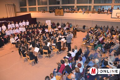 A Szabadkai Zeneiskola szimfonikus zenekara és kórusa az idén is elvarázsolta a bácskossuthfalvi közönséget (Kazinczy Paszterkó Diana felvétele)