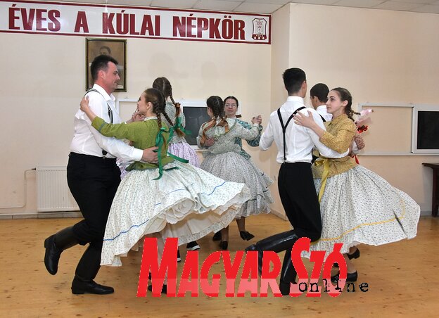 Ansambl narodnog plesa „Napraforgo” predstavila je „bundašbokri” plesove (Foto: Jožef Gergelj)