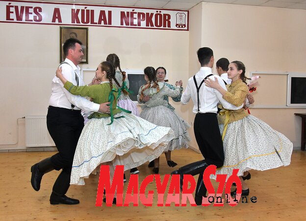 Ansambl narodnog plesa „Napraforgo” predstavila je „bundašbokri” plesove (Foto: Jožef Gergelj) Ansambl narodnog plesa „Napraforgo” predstavila je „bundašbokri” plesove (Foto: Jožef Gergelj)
