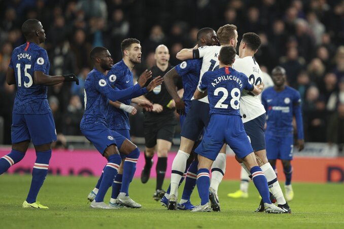 Szoros emberfogás a Tottenham–Chelsea meccsen (Fotó: Beta/AP)