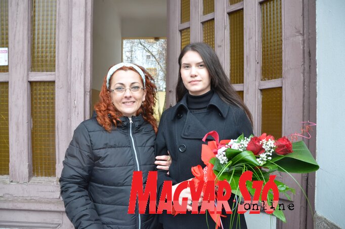 Radmila Uskoković és Topolya község idei egyetlen kiemelt ösztöndíjas hallgatója, az anglisztikai mestertanulmányait végző Tanja Tadić (Kazinczy Paszterkó Diana felvétele) Radmila Uskoković és Topolya község idei egyetlen kiemelt ösztöndíjas hallgatója, az anglisztikai mestertanulmányait végző Tanja Tadić (Kazinczy Paszterkó Diana felvétele)