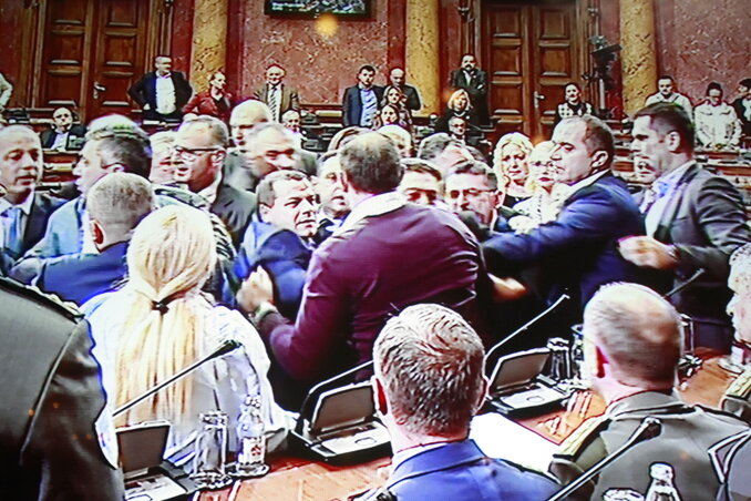 A lökdösődők körül nyomban takaros tömeg verődött össze (Fotó: Beta) A lökdösődők körül nyomban takaros tömeg verődött össze (Fotó: Beta)