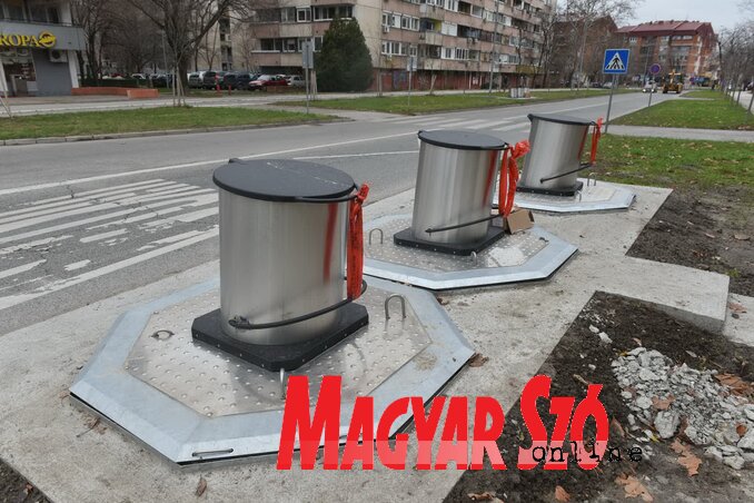 Jövőre a Čistoća közvállalat folytatja a föld alatti konténerek elhelyezését városszerte, ezekből a Limán városrészben épül legtöbb. A kukák helyét a főútvonalak mellett jelölik ki, ugyanis a parkolási káosz most már akkora méreteket öltött, hogy a szemeteskamionok többé nem tolathatnak be az épületek közé, a szemétgyűjtésre kijelölt pontokig. A kamionok most a szélső sávokban állnak meg, a személyzet viszonylag gyorsan elvégezheti a szemétürítési feladatot (Ótos András felvétele)