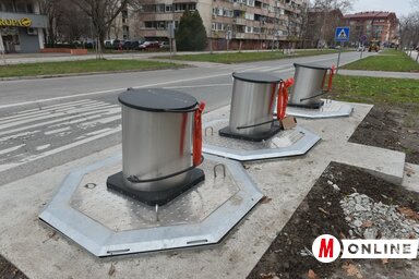 Jövőre a Čistoća közvállalat folytatja a föld alatti konténerek elhelyezését városszerte, ezekből a Limán városrészben épül legtöbb. A kukák helyét a főútvonalak mellett jelölik ki, ugyanis a parkolási káosz most már akkora méreteket öltött, hogy a szemeteskamionok többé nem tolathatnak be az épületek közé, a szemétgyűjtésre kijelölt pontokig. A kamionok most a szélső sávokban állnak meg, a személyzet viszonylag gyorsan elvégezheti a szemétürítési feladatot (Ótos András felvétele)