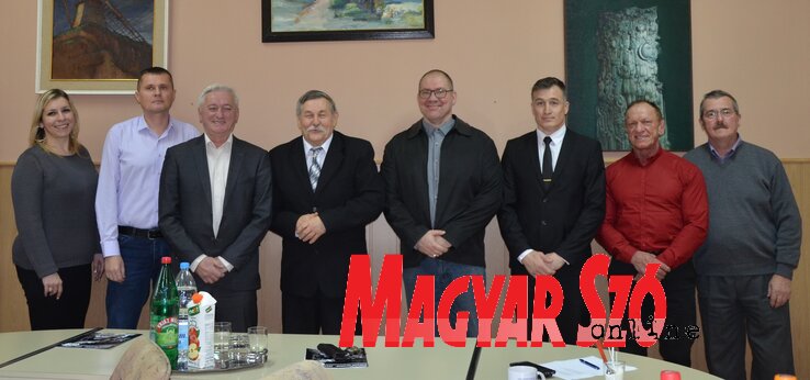 Topolyai sportolók egy csoportja Kislinder Gábor községi elnökkel (Kazinczy Paszterkó Diana felvétele)