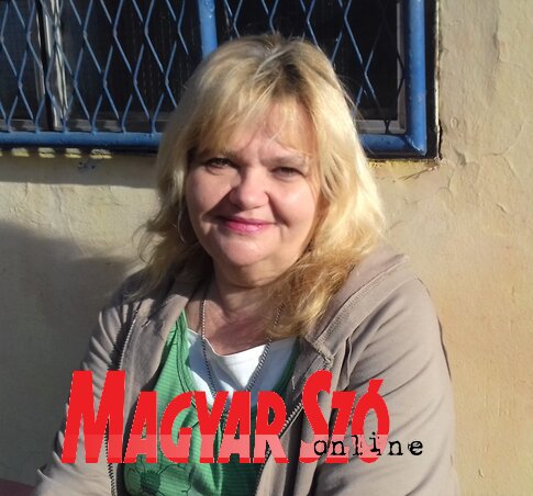 Tóth Erika a Karcag utcai régi Otthonban helyet kapott raktár előtt Tóth Erika a Karcag utcai régi Otthonban helyet kapott raktár előtt