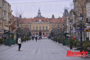 A híres zombori sétálóutca hátterében a csodálatos megyeházával (Fotó: Molnár Edvárd)
