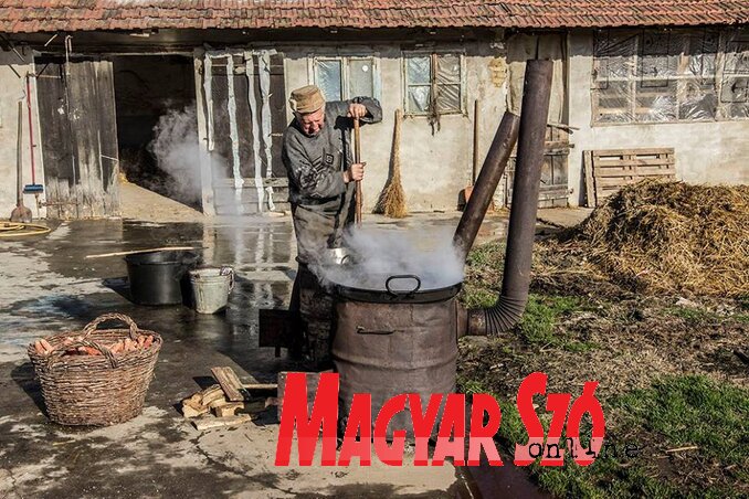 Készül a töpörtyű (Petar Dešić fotója) Készül a töpörtyű (Petar Dešić fotója)