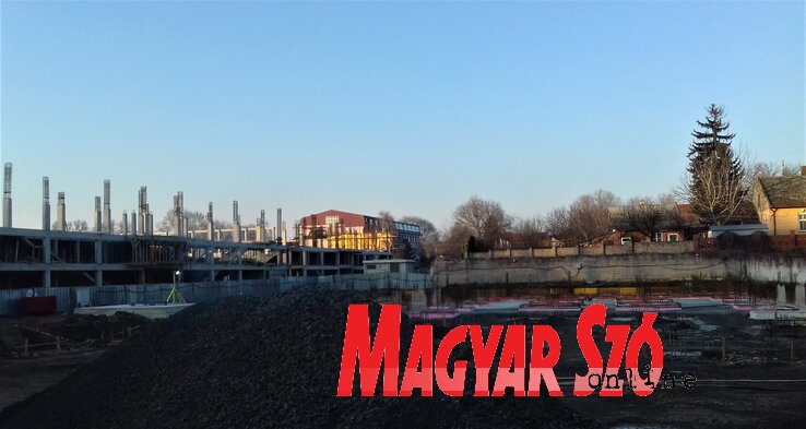 …és épül a stadion, valamint a fedett uszoda Topolyán (Kazinczy Paszterkó Diana felvétele) …és épül a stadion, valamint a fedett uszoda Topolyán (Kazinczy Paszterkó Diana felvétele)