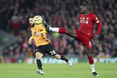 Mané akrobatikus mozdulattal kezeli a labdát (Fotó: Beta/AP)