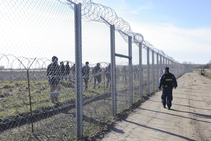 Magyar rendőrtiszt figyeli a migránsokat a szerb-magyar határon (Fotó: MTI) Magyar rendőrtiszt figyeli a migránsokat a szerb-magyar határon (Fotó: MTI)