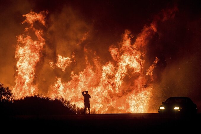 A kaliforniai Venturában tomboló erdőtűz lángjait nézi egy férfi 2017. december 6-án. (MTI/AP/Noah Berger)