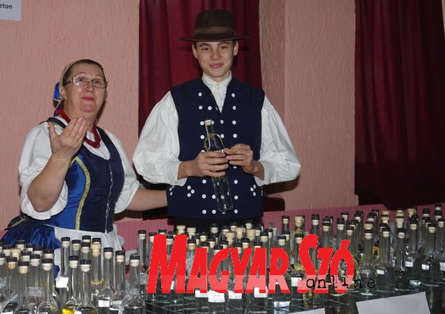 Tavaly több mint ötszáz minta érkezett a pálinkaversenyre, melyekből kóstolást is szerveztek (Kazinczy Paszterkó Diana felvétele) Tavaly több mint ötszáz minta érkezett a pálinkaversenyre, melyekből kóstolást is szerveztek (Kazinczy Paszterkó Diana felvétele)