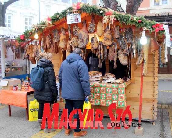 A házias füstölt termékek Temerinből érkeztek a Winterfestre (Fotó: Benedek Miklós)