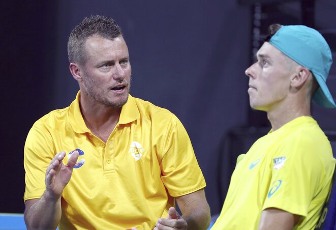 Lleyton Hewitt ausztrál szövetségi kapitány (balról) jó tanácsokat adott Alex de Minaurnak (Fotó: Beta/AP) Lleyton Hewitt ausztrál szövetségi kapitány (balról) jó tanácsokat adott Alex de Minaurnak (Fotó: Beta/AP)
