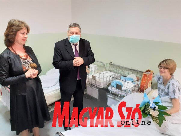 Dr. Kálóczi Dóra, az egészségház igazgatónője, Kislinder Gábor községi elnök, Janó Milán és anyukája Tamara (Fotó: Kazinczy Paszterkó Diana) Dr. Kálóczi Dóra, az egészségház igazgatónője, Kislinder Gábor községi elnök, Janó Milán és anyukája Tamara (Fotó: Kazinczy Paszterkó Diana)