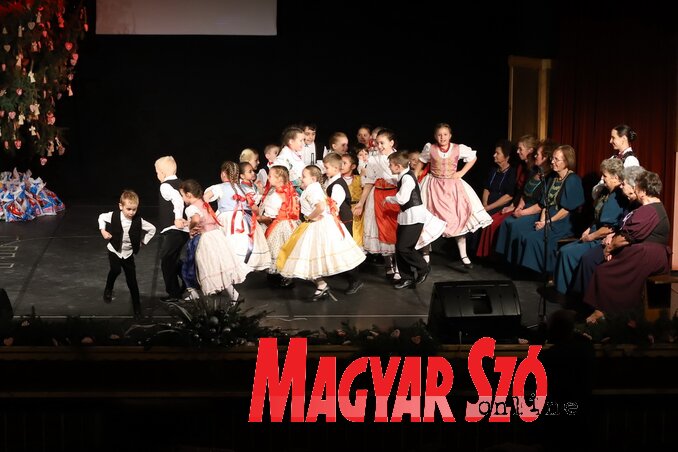 A gyereknéptáncosok és a Rezeda asszonykórus a karácsonyi műsoron (Fotó: Lakatos János)