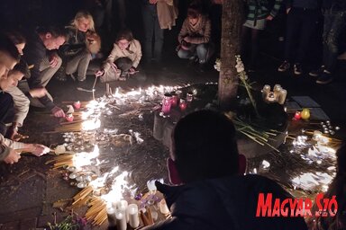 A Milutin király utcában több helyszínen gyújtottak gyertyát, hagytak üzenetet az elhunytaknak, helyeztek el virágokat a hozzátartozók, ismerősök, barátok százai, közöttük olyanok is akik eg
