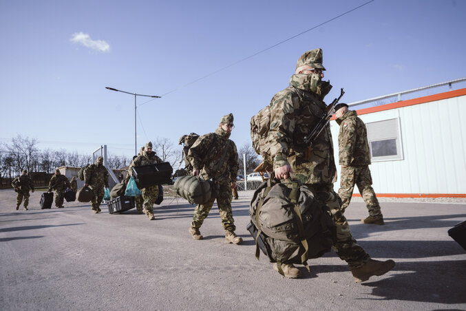 Katonák érkeznek a Bács-Kiskun megyei madarasi határvédelmi bázisra (Fotó: MTI)