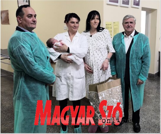 Lőrinc Csongor, Zenta községi tanácsának egészségügyért felelős tagja, dr. Csáki Beáta, a kórház igazgatója Tamarával, Rózsa Krisztina és Czegledi Rudolf polgármester (Rúzsa Mária felvétele) Lőrinc Csongor, Zenta községi tanácsának egészségügyért felelős tagja, dr. Csáki Beáta, a kórház igazgatója Tamarával, Rózsa Krisztina és Czegledi Rudolf polgármester (Rúzsa Mária felvétele)