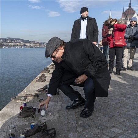 Jákov Hadasz-Handelszman, Izrael új budapesti nagykövete mécsest helyez el az emlékműnél (Fotó: MTI)