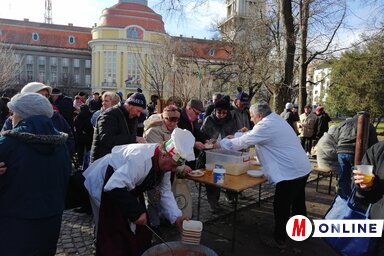 Sokan eljöttek az ételosztással egybekötött pravoszlávkarácsony-váró rendezvényre (Horváth Zsolt felvétele)