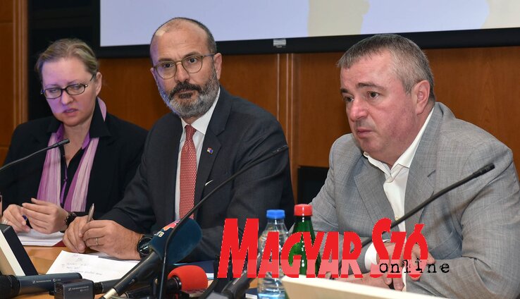 Sem Fabrizi és Dušan Bajatović egy korábbi, újvidéki sajtótájékoztatón (Ótos András archív felvétele) Sem Fabrizi és Dušan Bajatović egy korábbi, újvidéki sajtótájékoztatón (Ótos András archív felvétele)