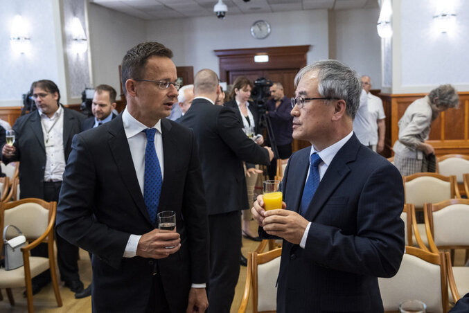 A legtöbb beruházás Dél-Koreából érkezett. A képen Szijjártó Péter látható Cso Jun Hjunggal, az Inzi Controls ügyvezető igazgatójával. Tavaly nyáron jelentették be, hogy a távol-keleti cég akkumulátorgyárat létesít Magyarországon (Fotó: MTI) A legtöbb beruházás Dél-Koreából érkezett. A képen Szijjártó Péter látható Cso Jun Hjunggal, az Inzi Controls ügyvezető igazgatójával. Tavaly nyáron jelentették be, hogy a távol-keleti cég akkumulátorgyárat létesít Magyarországon (Fotó: MTI)
