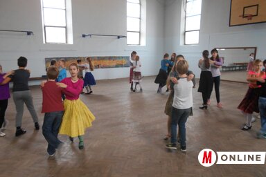 A gyerekeknek Baji Endre és Gnädig Kornélia kalocsai táncokat tanított (Gruik Zsuzsa felvétele)