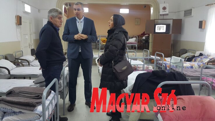 Siniša Trajković, Ilija Đukanović és Miroslava Bagavac az ideiglenes melegedőben (Fotó: Lackó Varjú Sára)