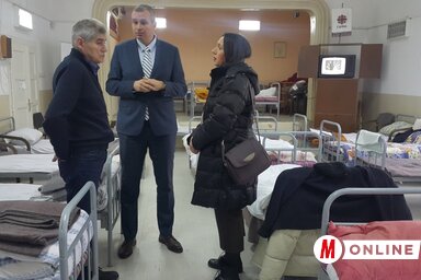 Siniša Trajković, Ilija Đukanović és Miroslava Bagavac az ideiglenes melegedőben (Fotó: Lackó Varjú Sára)