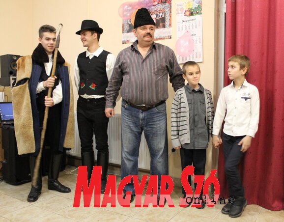 A gyerekek Ali István, néptáncoktatóval(Szabó Nóra felvétele)