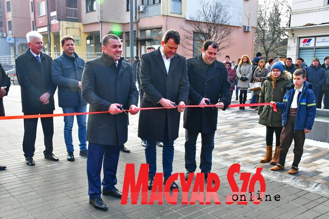 Nebojša Rakić, Igor Mirović és Fejsztámer Róbert adták át rendeltetésének a teret (Puskás Károly felvétele) Nebojša Rakić, Igor Mirović és Fejsztámer Róbert adták át rendeltetésének a teret (Puskás Károly felvétele)