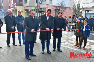 Nebojša Rakić, Igor Mirović és Fejsztámer Róbert adták át rendeltetésének a teret (Puskás Károly felvétele)