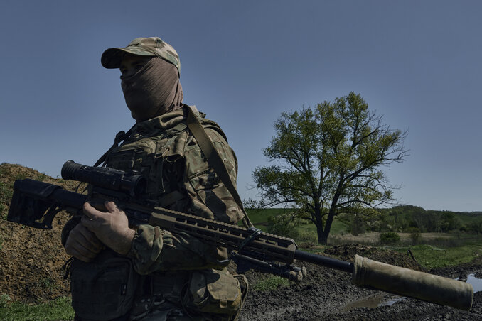 Ukrán mesterlövész Bahmut közelében (Fotó: AP)