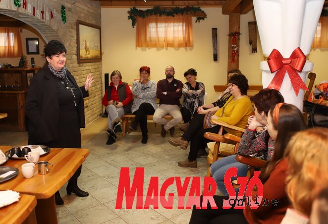 Dr. Szőke Anna megnyitja a téli bábkurzust (Lakatos János felvétele)