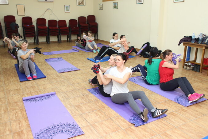 A nagy érdeklődés miatt két csoportban folyik a fitneszedzés (Lakatos János felvétele) A nagy érdeklődés miatt két csoportban folyik a fitneszedzés (Lakatos János felvétele)