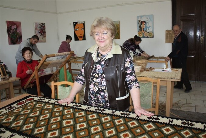 Szuhankó Ruzsena legutóbb, torontáli mintát alapul véve, faliszőnyeget készített (Kazinczy Paszterkó Diana felvétele) Szuhankó Ruzsena legutóbb, torontáli mintát alapul véve, faliszőnyeget készített (Kazinczy Paszterkó Diana felvétele)
