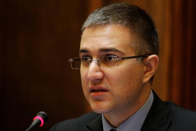 Nebojša Stefanović emlékeztetett arra, hogy a kilencvenes évek háborúi után jelentős mennyiségű illegális fegyver került a lakossághoz. (Fotó: Beta) Nebojša Stefanović emlékeztetett arra, hogy a kilencvenes évek háborúi után jelentős mennyiségű illegális fegyver került a lakossághoz. (Fotó: Beta)