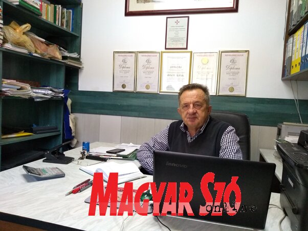Fekete Károly törökkanizsai irodája roskadozik az oklevelektől, amiket élete során kapott, már csak a csipkebogyós hiányzik