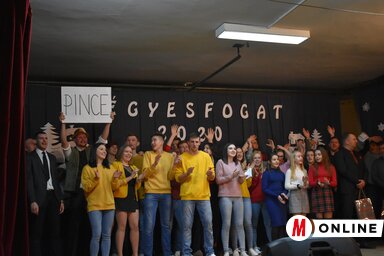 A szereplőgárda közös dalt énekelt (Szitás Emma felvétele)