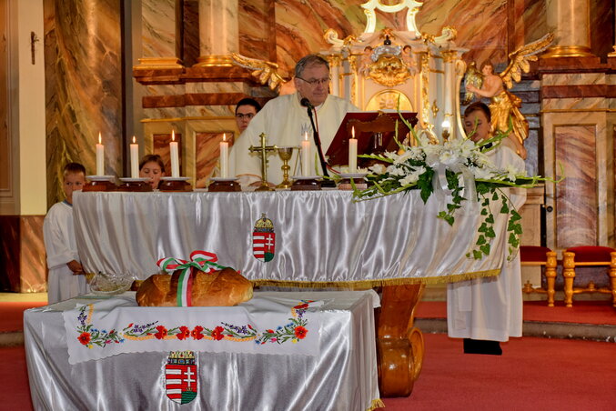 A vasárnapi ünnepség kenyérszentelővel kezdődött a Szent Őrangyalok-templomban