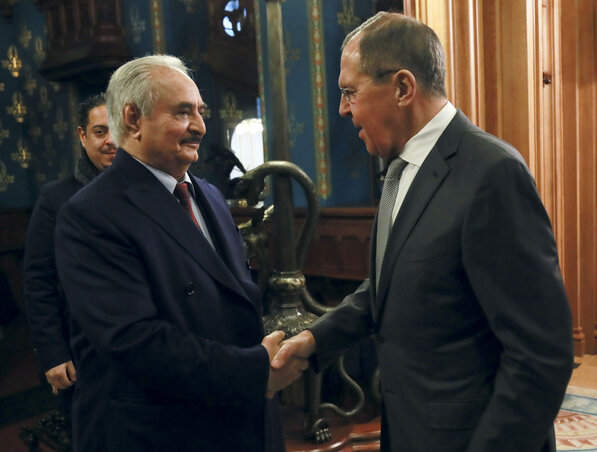 Halífa Haftar tábornagy és Szergej Lavrov orosz külügyminiszter (Fotó: Beta/AP)