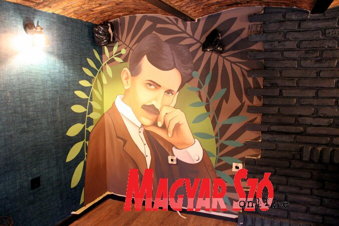 Nikola Tesla növényekkel körülvéve a Kafe Pričában (Fotó: Benedek Miklós) Nikola Tesla növényekkel körülvéve a Kafe Pričában (Fotó: Benedek Miklós)
