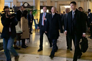 Liu Ho kínai miniszterelnök-helyettes (középen) megérkezik washingtoni szálláshelyére (Fotó: CGTN)
